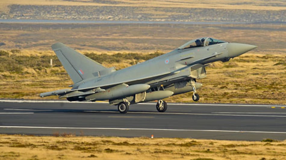 Un Eurofighter Typhoon FGR4 aterrizando en la base de Mount Pleasant en las Islas Malvinas.