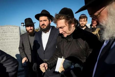 Javier Milei en su visita a la tumba del Rebe Lubavitch en 2025