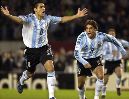 Juan Román Riquelme y Hernán Crespo. Foto: NA.