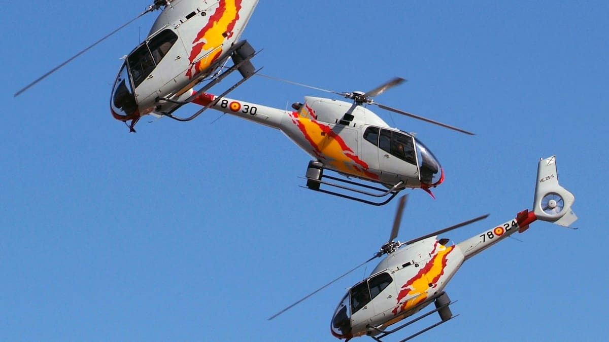 Helicópteros acróbatas de la Patrulla Aspa del Ejército Español