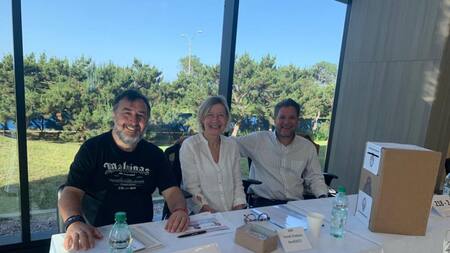 Argentinos votan en Uruguay. Video: Twitter @ARGprovincia25.