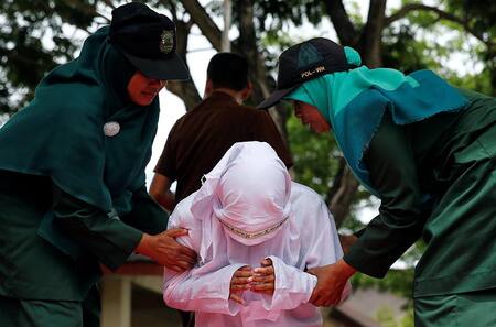 Castigan con latigazos a gays en Indonesia (Reuters)