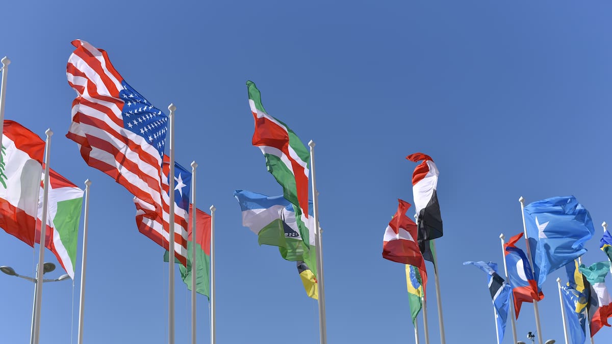 Parece sacada de un arcoíris: el país de América que tiene la bandera más colorida del mundo