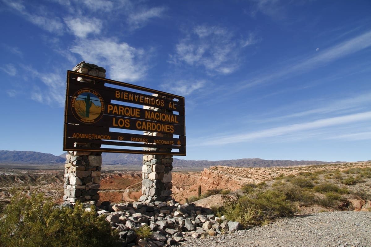 Ubicado en pleno corazón de los Valles Calchaquíes, este parque nacional sorprende con paisajes áridos, antiguos senderos prehispánicos y vistas panorámicas.