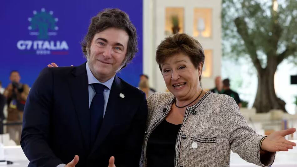 El presidente Javier Milei junto con la directora del FMI, Kristalina Georgieva. Foto: Reuters.