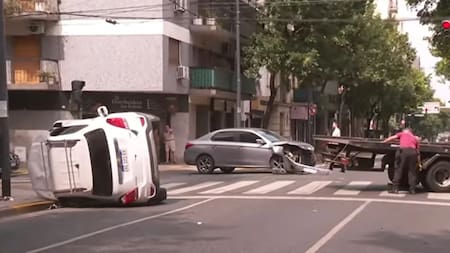 Así quedó volcada la camioneta tras chocar luego de conducir en contramano.