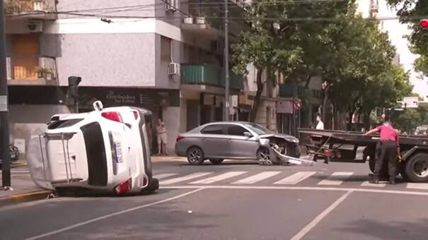 Conducía en contramano, chocó a otro auto, volcó y dejó seis heridos en Flores
