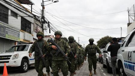 Soldados ecuatorianos se forman frente a la entrada de la cárcel del Inca. Foto: EFE