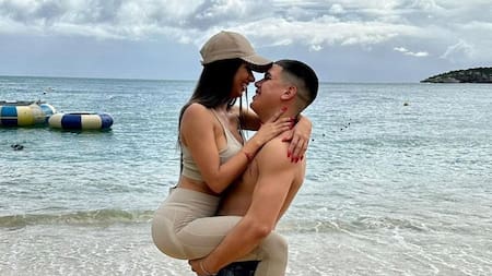 Daniela Celis y Thiago Medina en Buzios, Brasil. Foto: Instagram @thi4go_km.