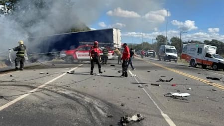 Un hombre chocó contra un camión y murió: su pareja se tiró antes e investigan si venían discutiendo. NA