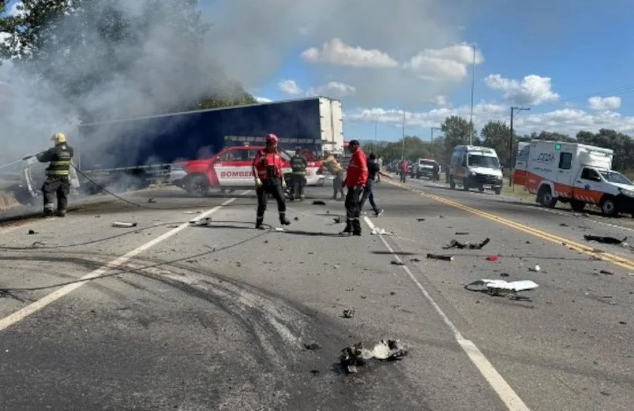 Un hombre chocó contra un camión y murió: su pareja se tiró antes e investigan si venían discutiendo. NA