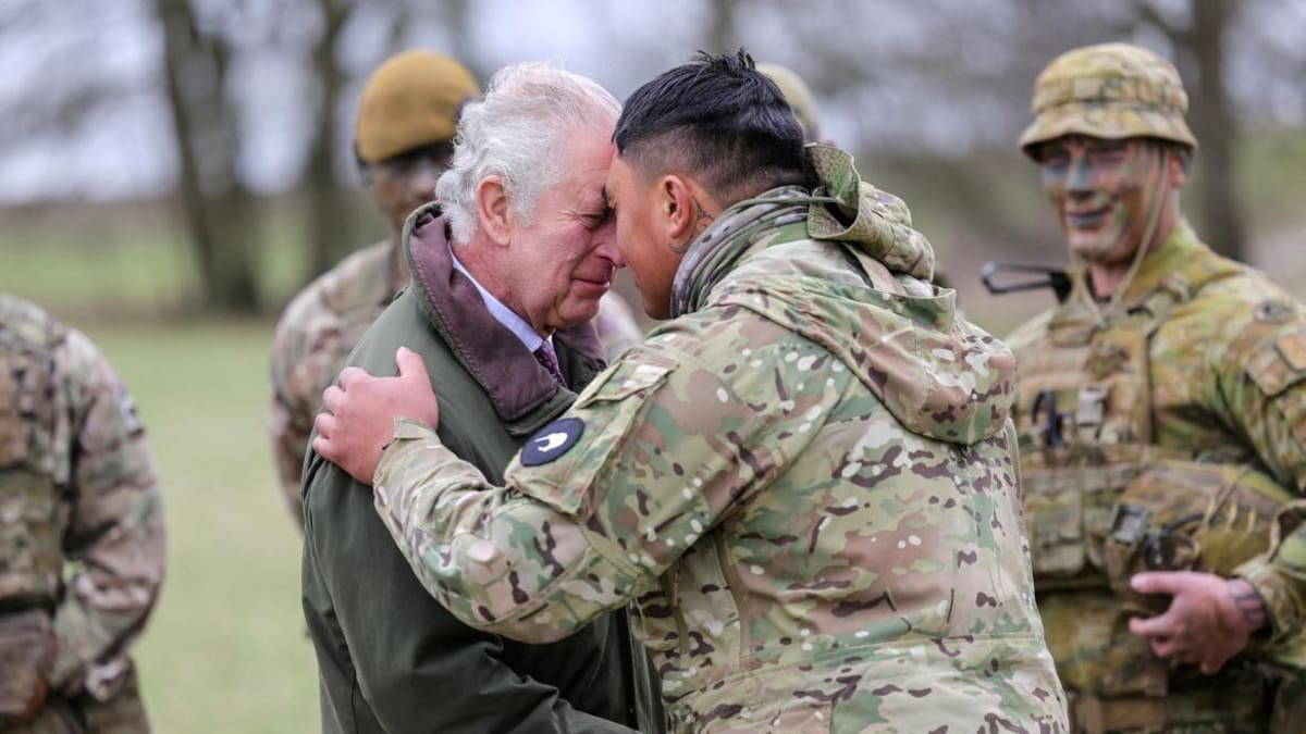 Rey Carlos III visita entrenamiento de militares ucranianos_
