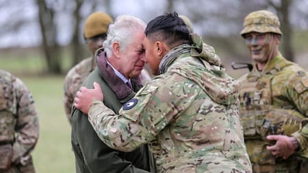 Rey Carlos III visita entrenamiento de militares ucranianos_