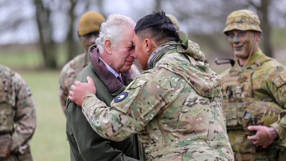 Rey Carlos III visita entrenamiento de militares ucranianos_