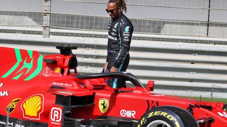 Lewis Hamilton con el auto Ferrari.