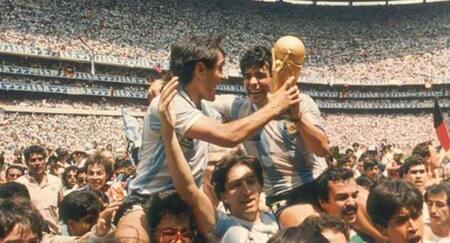 Pedro Pasculli y Diego Maradona, Mundial del 86. Foto: NA