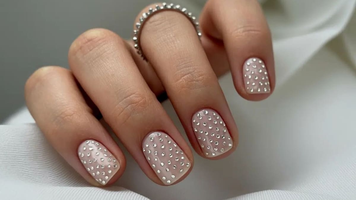 Uñas con puntitos, la tendencia del otoño