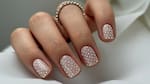 Uñas con puntitos: la nueva tendencia minimalista que se impone en el otoño 2026