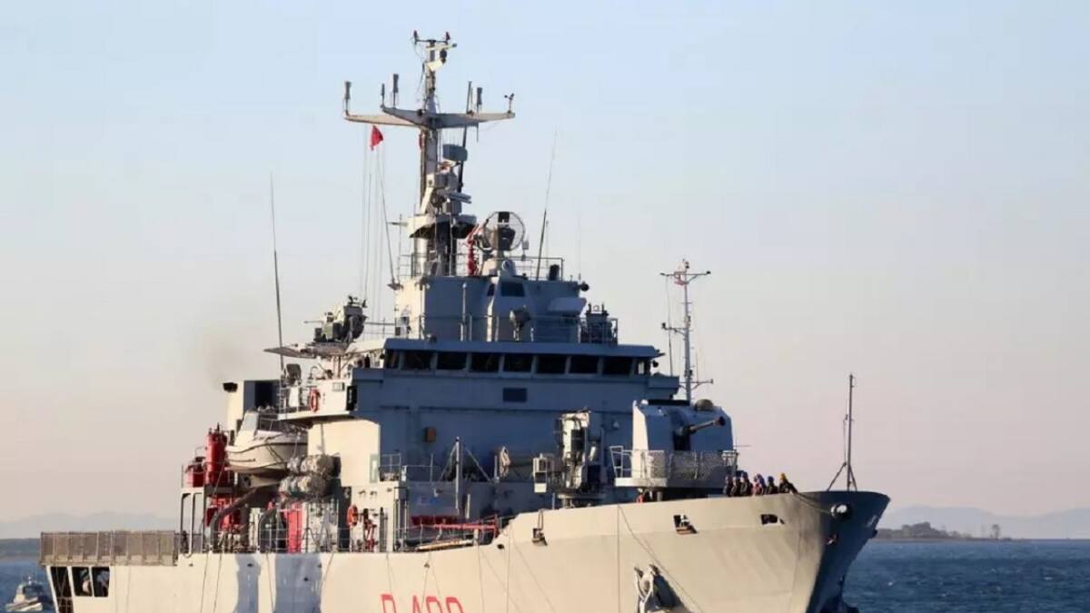 Buque de la Armada italiana llegando a costas albanesas con el primer grupo de migrantes deportados por Italia. EFE