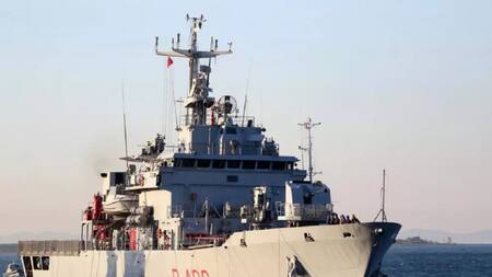 Buque de la Armada italiana llegando a costas albanesas con el primer grupo de migrantes deportados por Italia. EFE