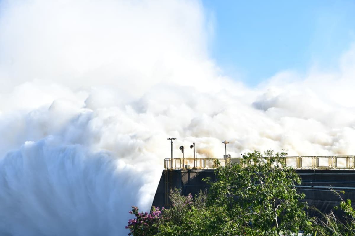 Fotografía de la represa de Itaipú, la central hidroeléctrica más grande de Sudamérica.