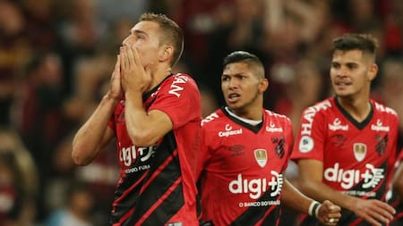 Festejo de Marco Ruben para Athletico Paranaense ante River en Recopa (Reuters)