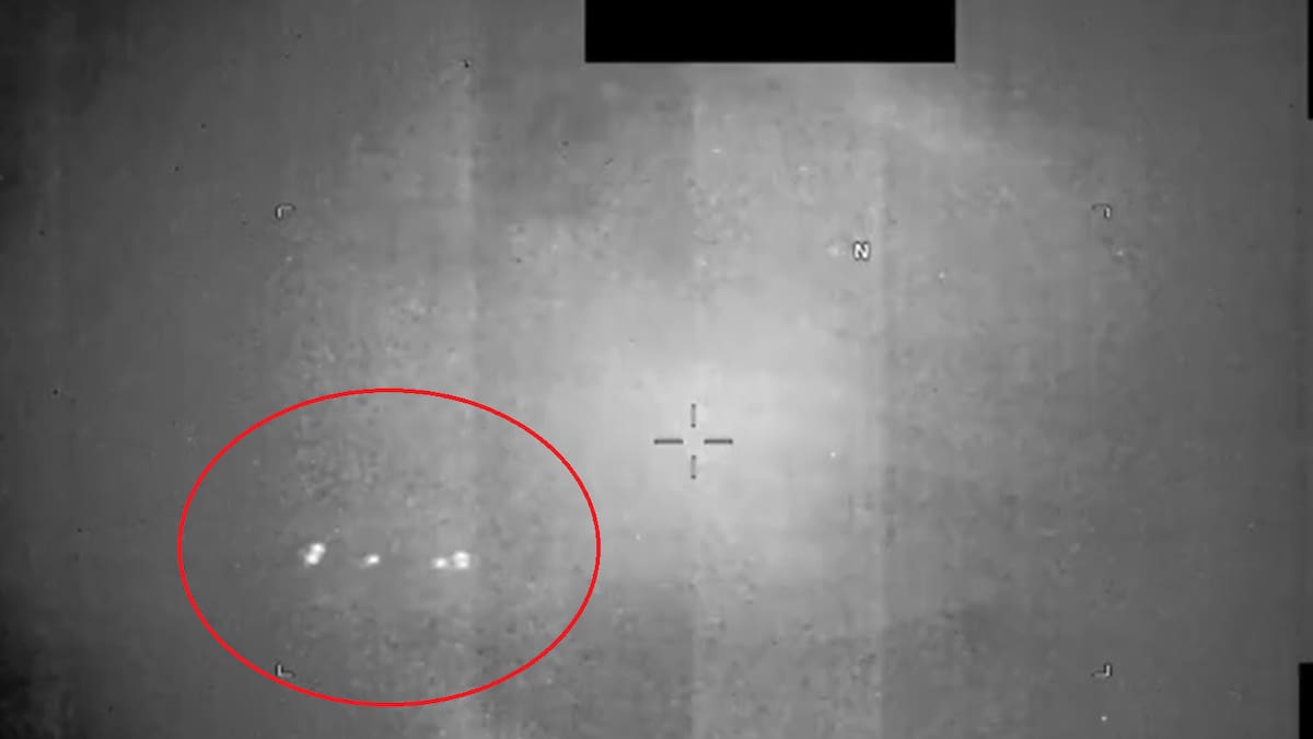 Uno de los videos difundidos muestra áreas de contraste captadas por un sensor infrarrojo instalado en una plataforma militar estadounidense.