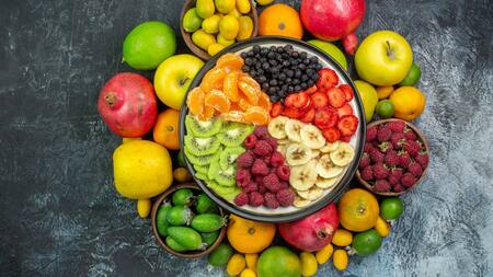 Cuáles son las frutas que deben guardarse en la heladera y cuáles no. Foto: Freepik.