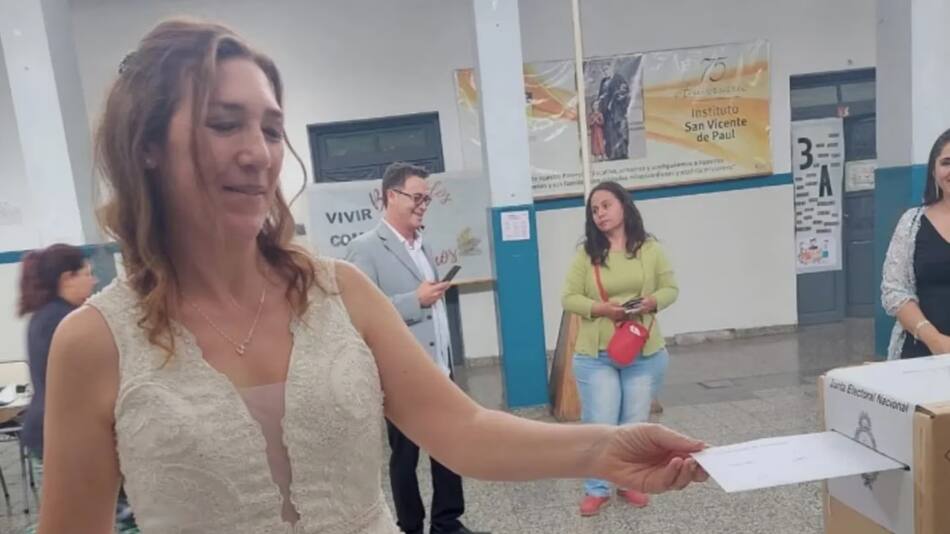 Una novia fue a votar después de su casamiento. Foto: X