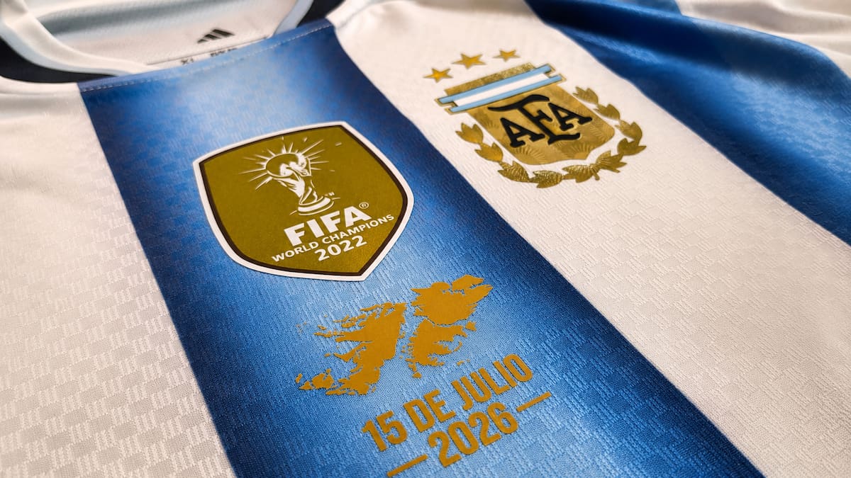 Un local del Conurbano estampa gratis las Islas Malvinas en camisetas de Argentina: cómo conseguirlo