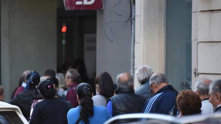 Fila de jubilados en bancos para cobrar jubilaciones