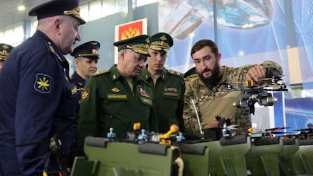 Foro Army 2023 en Rusia. Shoigú y otros militares. Foto: Reuters.