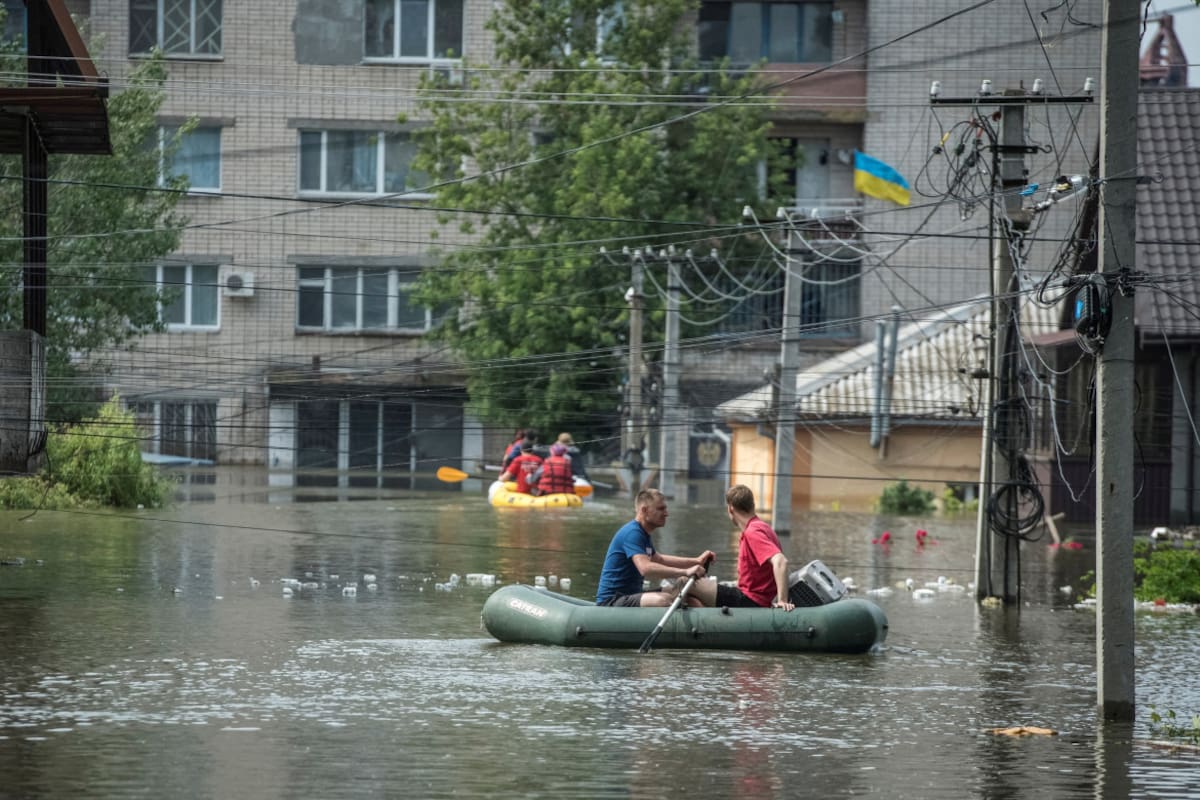 Guerra Rusia-Ucrania. Destrucción de la represa de Kajovka, rescate. Foto: Reuters.