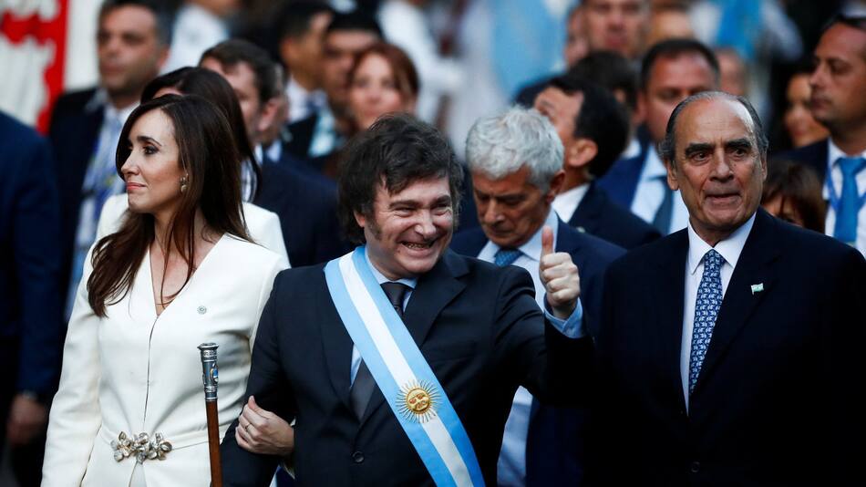 Javier Milei rumbo a la Catedral de Buenos Aires. Foto: Reuters