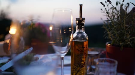 El aceite de oliva puede usarse tanto en crudo como cocinado. Foto: Unsplash.