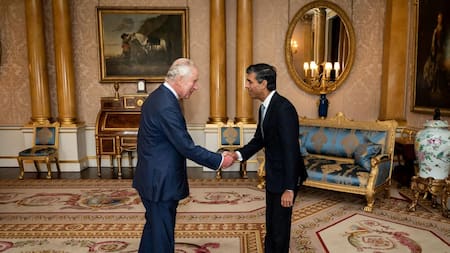 Rishi Sunak es el nuevo primer ministro británico, luego de recibir el encargo de Carlos III