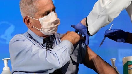 Anthony Fauci preparándose para recibir la vacuna de Moderna para el coronavirus en Bethesda. Patrick Semansky via REUTERS