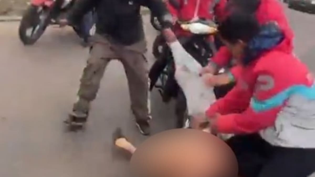 Video: repartidores golpearon, desnudaron y ataron a un árbol a un joven acusado de intentar robar una moto