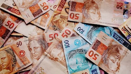 Billetes; reales; moneda de Brasil. Foto: Freepik.