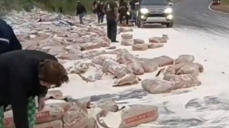 Camión de harina volcado en la ruta. Foto: captura video