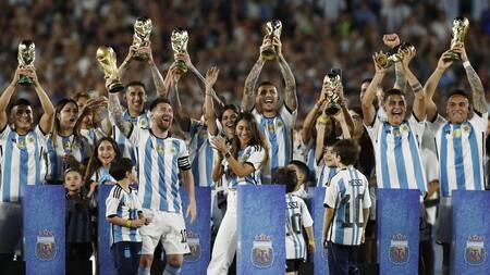 Lionel Messi con la Copa del Mundo en el Monumental. Foto: REUTERS.