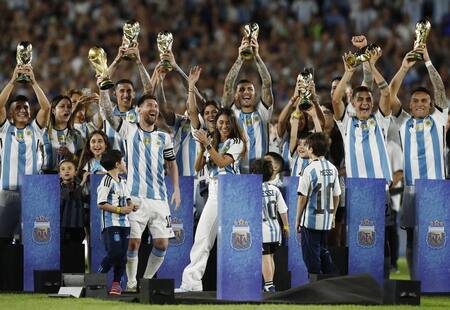 Lionel Messi con la Copa del Mundo en el Monumental. Foto: REUTERS.