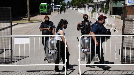 Muerte de Diego Maradona, Cementerio de Bella Vista, policías, Foto Telam
