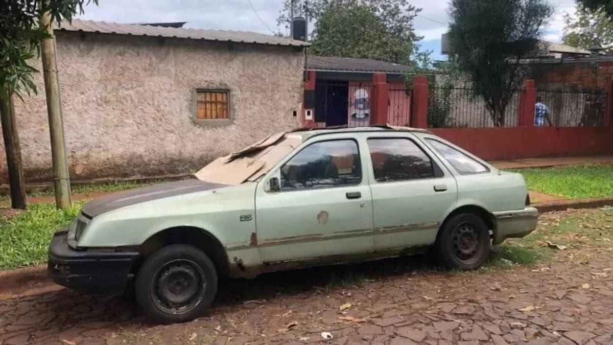El auto en el que vivien los jubilados desalojados por su hijo. Foto: Misionescuatro.