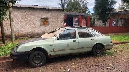 El auto en el que vivien los jubilados desalojados por su hijo. Foto: Misionescuatro.