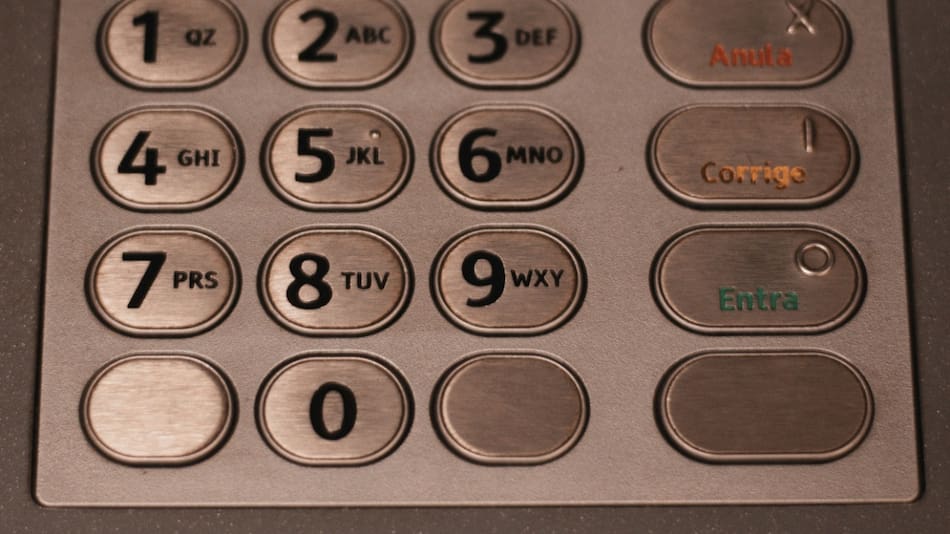 Los cajeros automáticos tendrán nuevos estándares de accesibilidad. Foto: Unsplash.