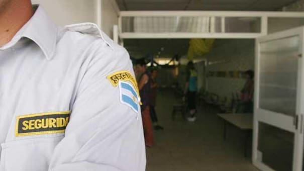 Los vigiladores privados ya son más de 250 mil pero casi la mitad está en negro