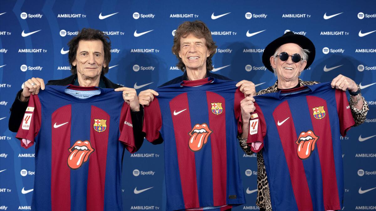 Camiseta del Barcelona con la lengua de los Rolling Stones. Foto: EFE.