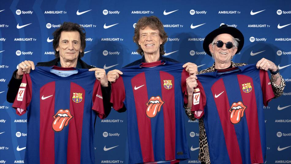 Camiseta del Barcelona con la lengua de los Rolling Stones. Foto: EFE.