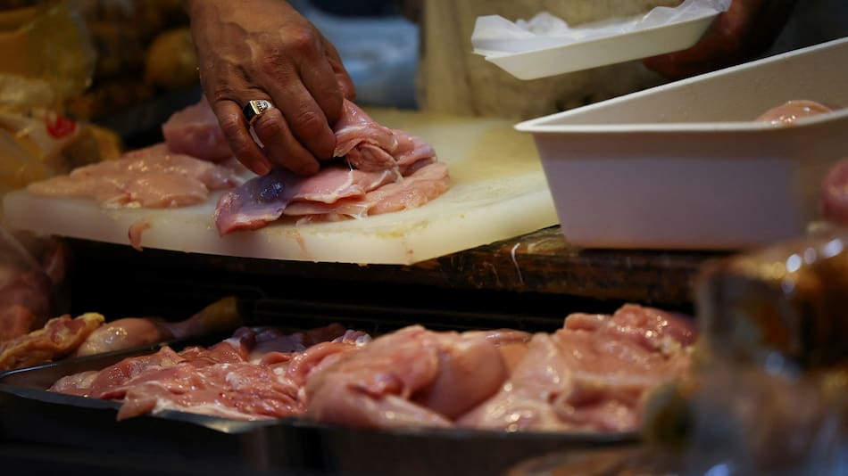 Descuentos en carnicerías de supermercados. Foto: Reuters / Agustín Macarián.